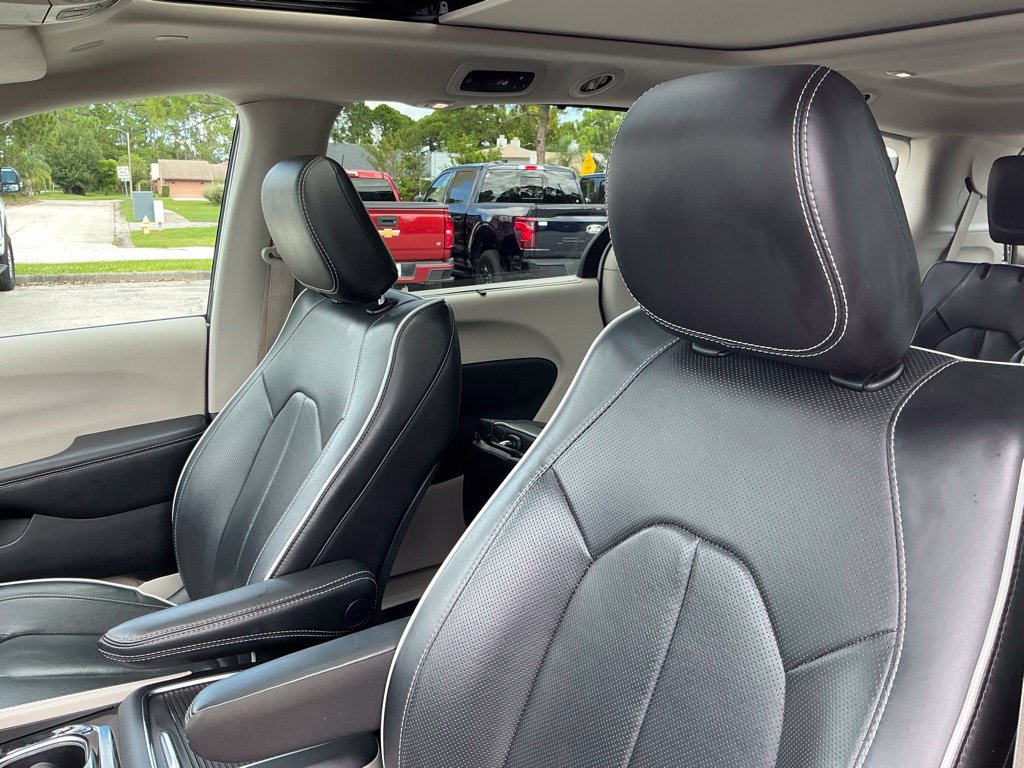 Used 2023 Chrysler Pacifica Limited FWD image 31