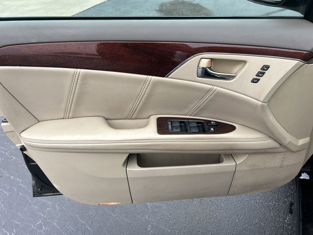 Used 2010 Toyota Avalon Limited image 3