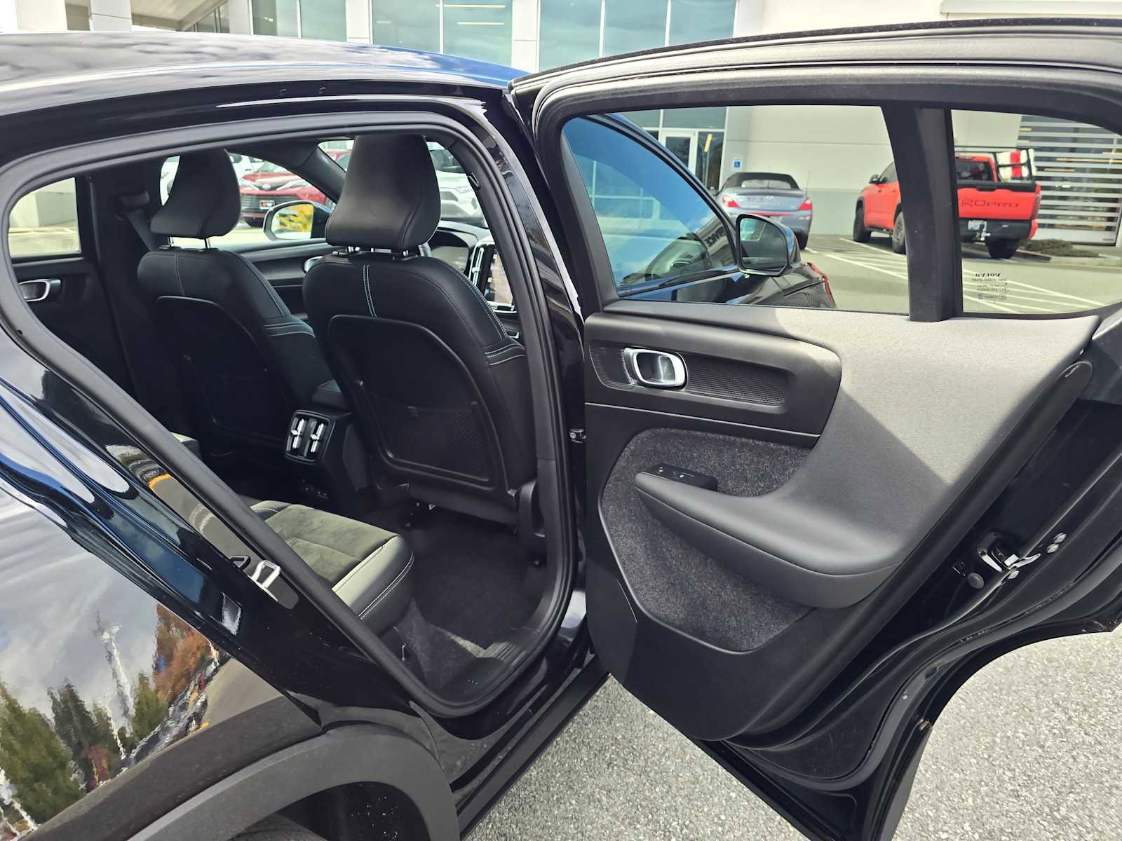 Used 2023 Volvo C40 P8 Recharge Ultimate image 13