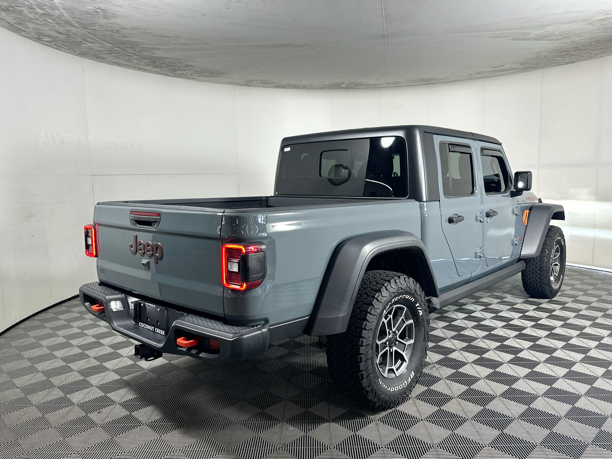 Used 2024 Jeep Gladiator Mojave w/ Convenience Group AWD/4WD image 3