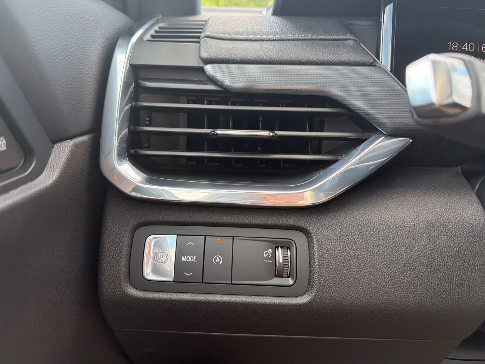 Used 2026 GMC Acadia Elevation w/ Elevation Premium Package FWD image 18