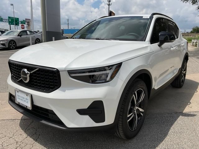 New 2026 Volvo XC40 B4 Core w/ Climate Package FWD image 3