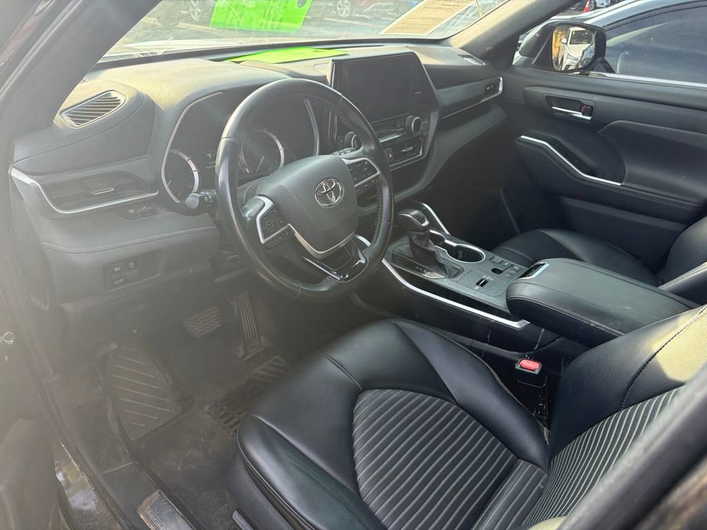 Used 2023 Toyota Highlander XSE FWD image 9