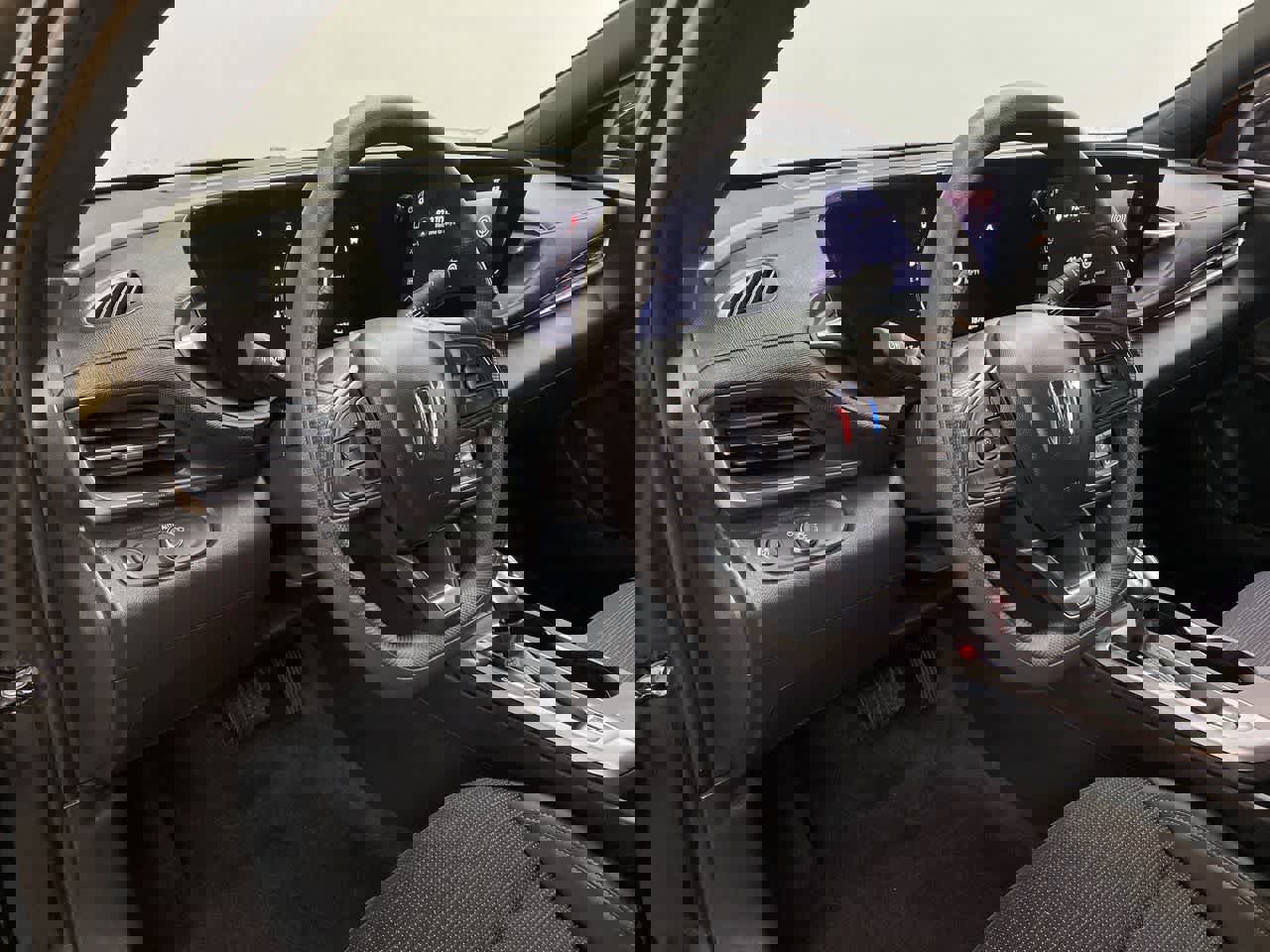 Used 2024 Buick Envista Preferred image 2