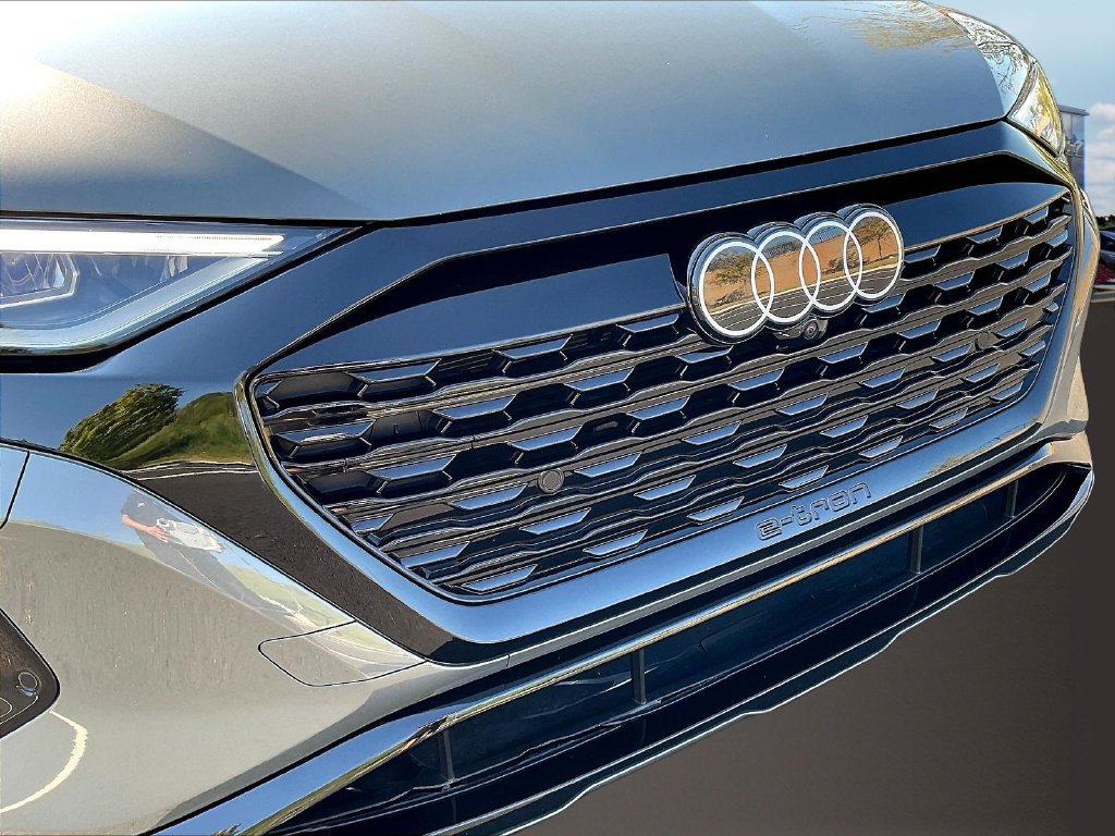 Used 2024 Audi Q8 e-tron Premium Plus w/ Premium Plus Package AWD/4WD image 34