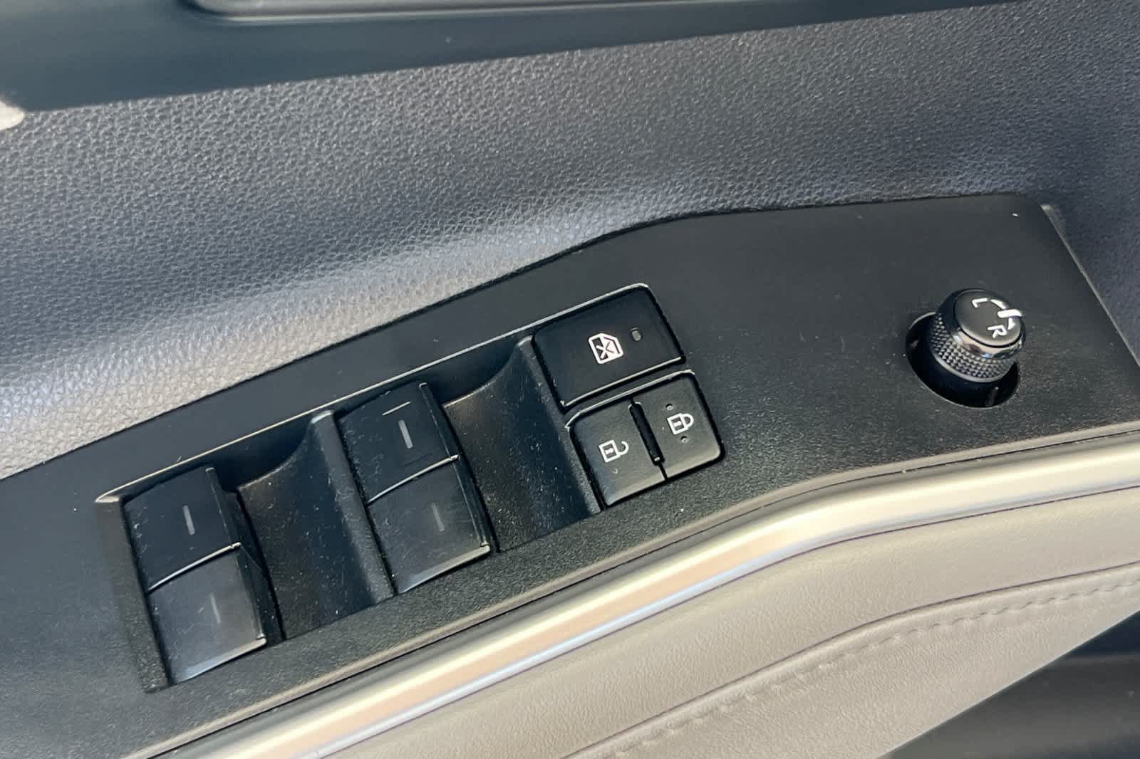 Used 2022 Toyota Highlander L AWD/4WD image 13