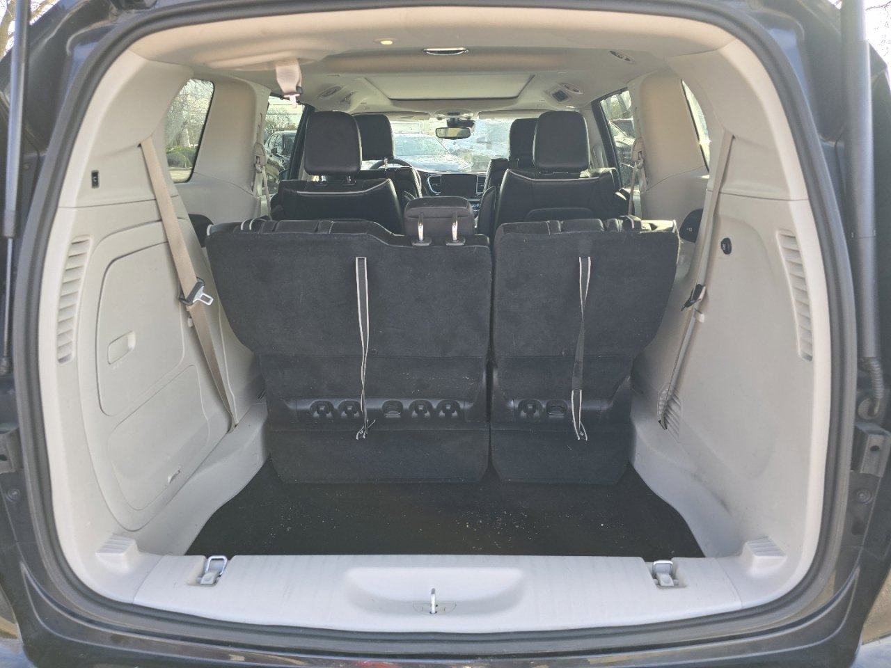 Used 2022 Chrysler Pacifica Limited w/ Uconnect Theater Family Group image 23