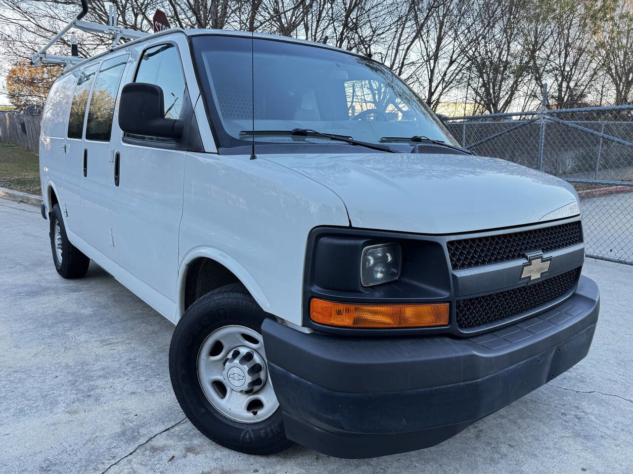 Used 2017 Chevrolet Express 2500 image 3
