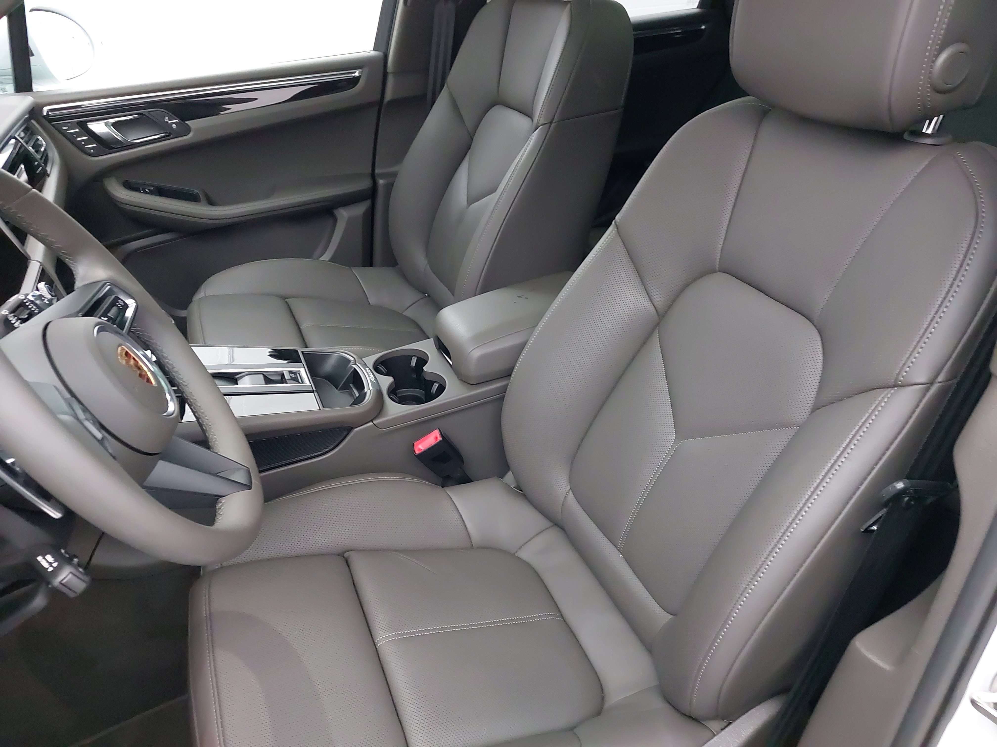 Used 2025 Porsche Macan image 17