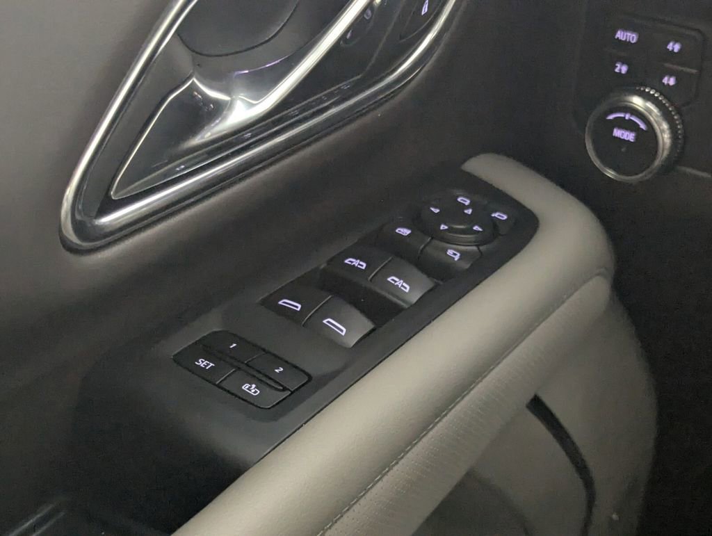 Used 2024 GMC Yukon SLT w/ SLT Luxury Package AWD/4WD image 18