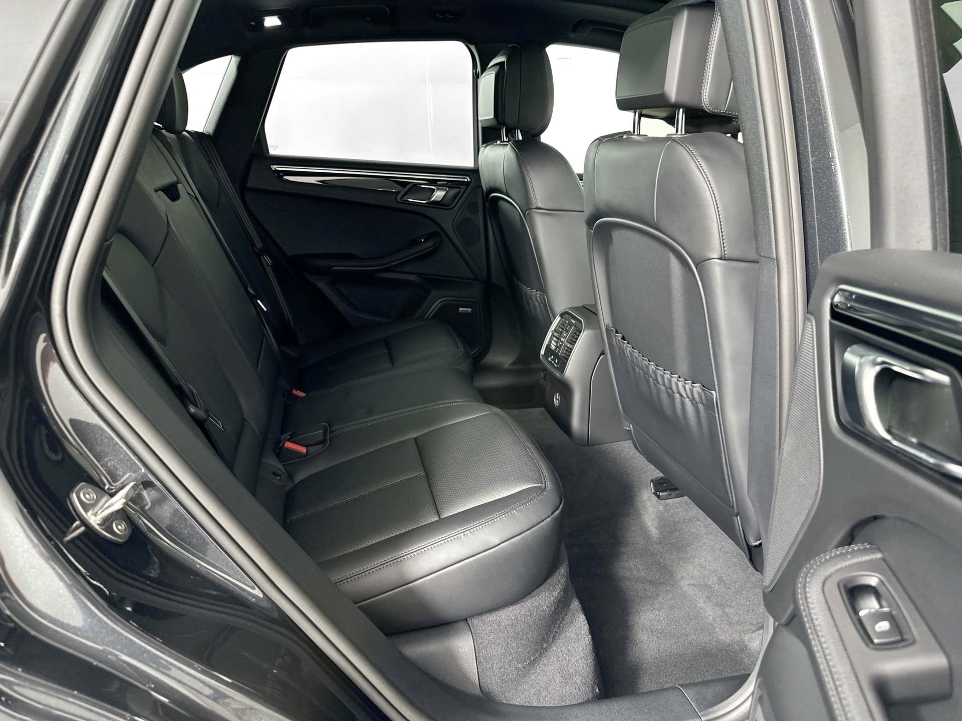 Certified 2025 Porsche Macan image 27
