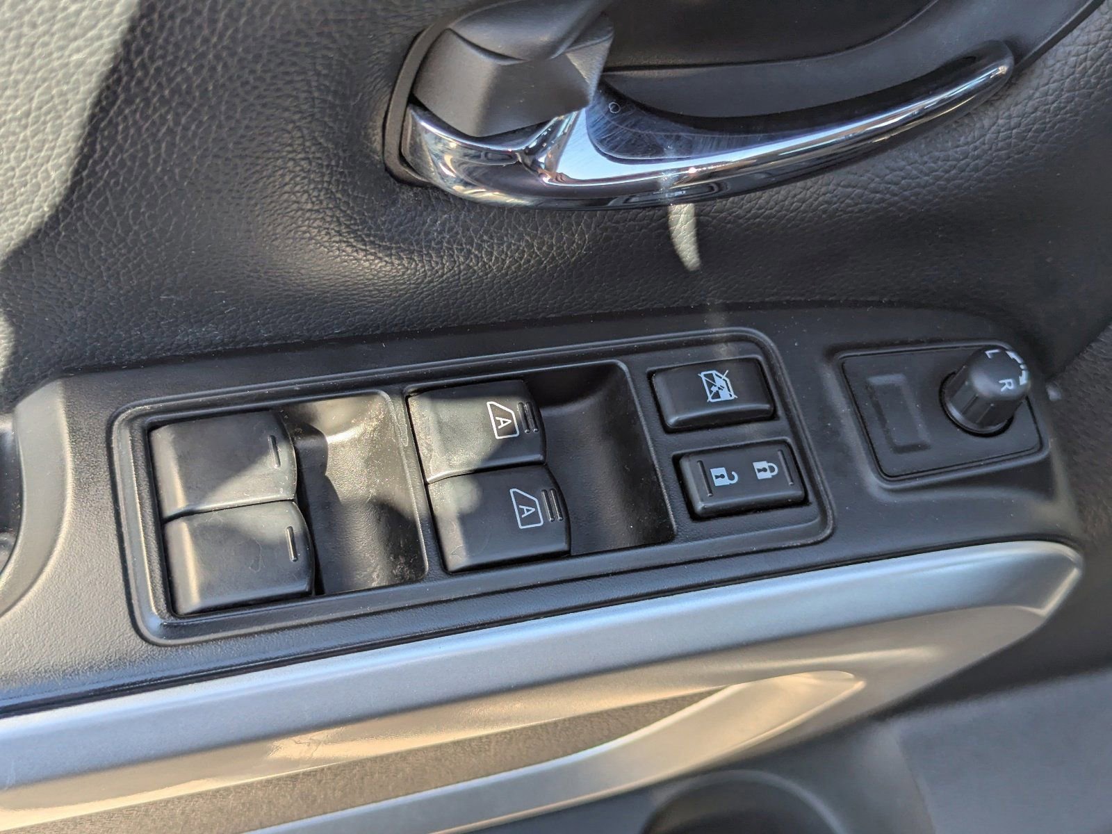 Used 2024 Nissan Titan SV image 25