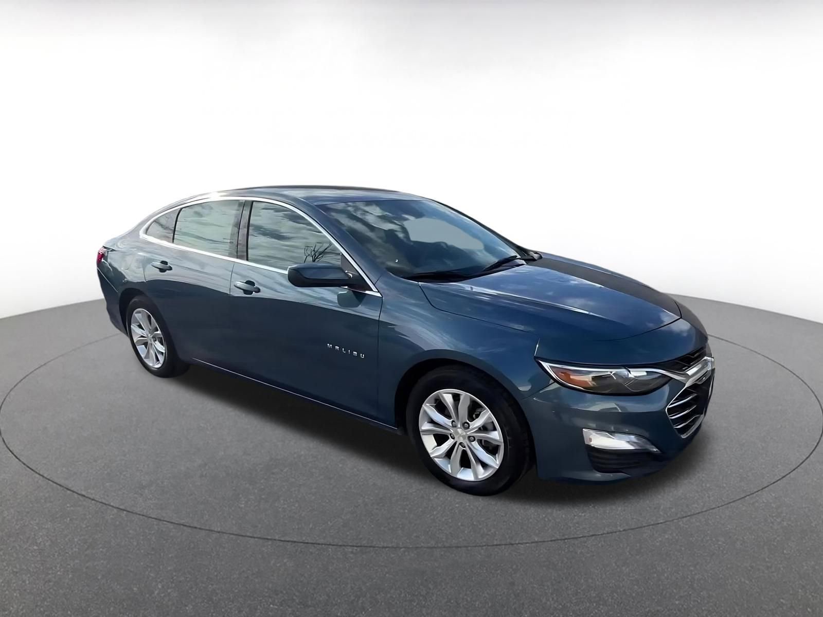 Used 2024 Chevrolet Malibu LT image 2