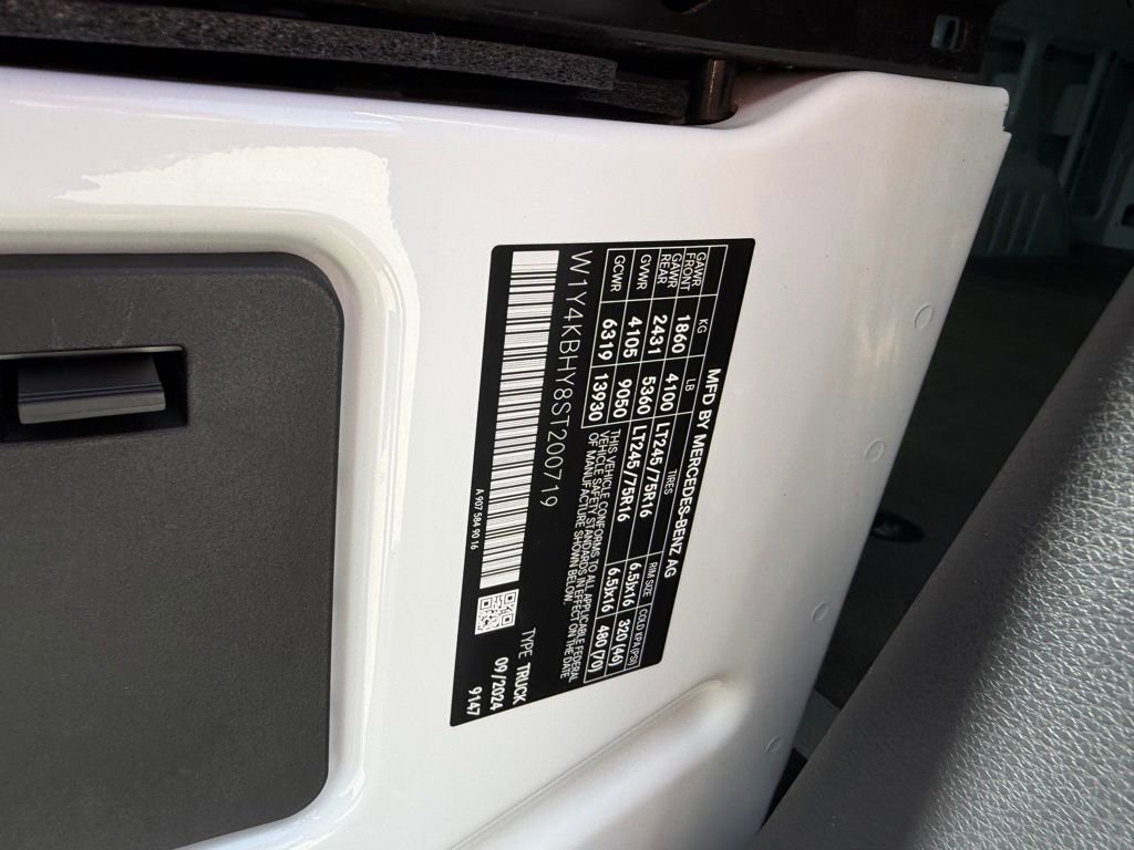 Used 2025 Mercedes-Benz Sprinter 2500 image 14