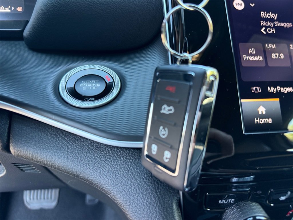 New 2025 Jeep Grand Cherokee L Altitude image 30