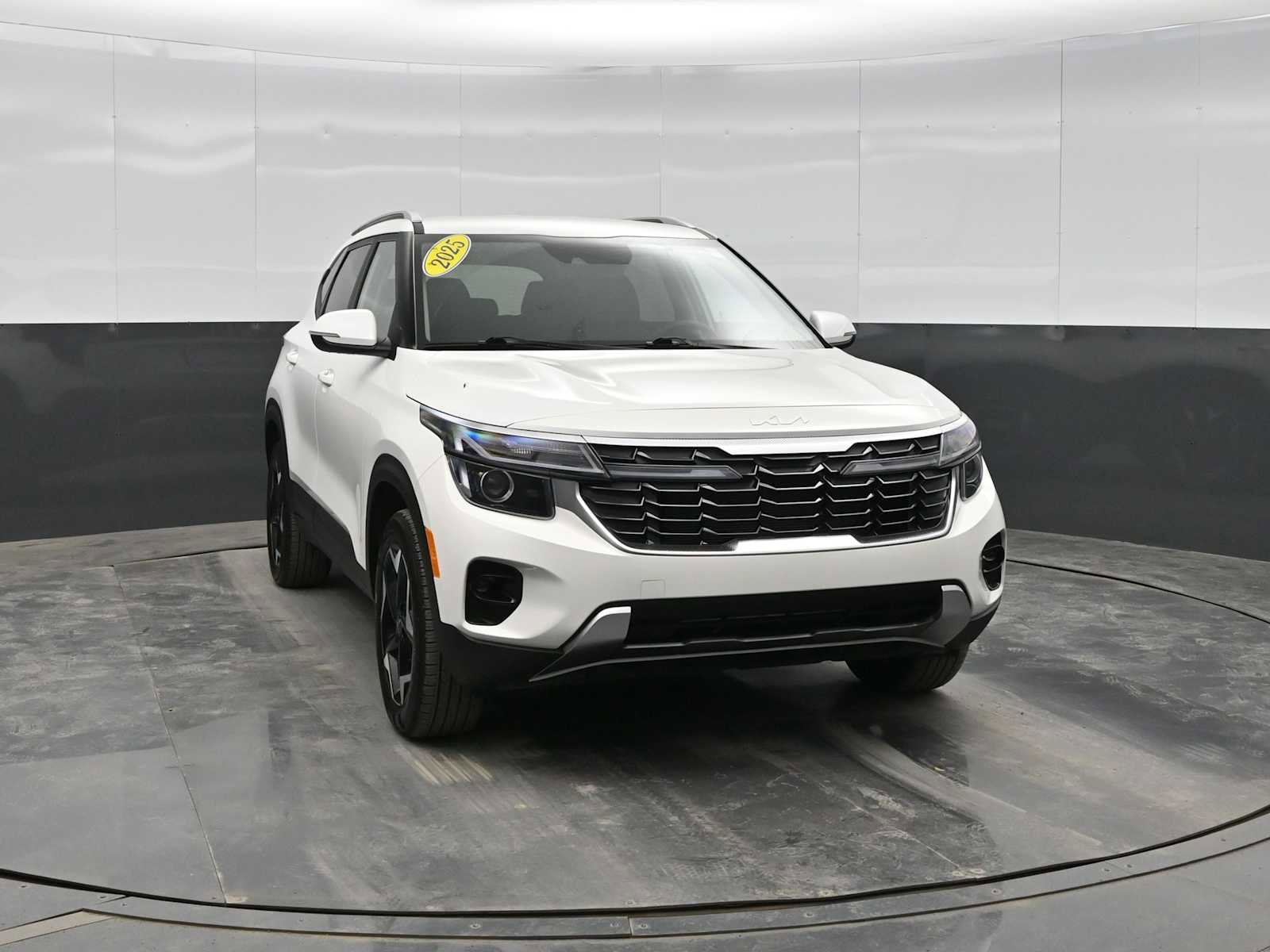 Used 2025 Kia Seltos S image 2