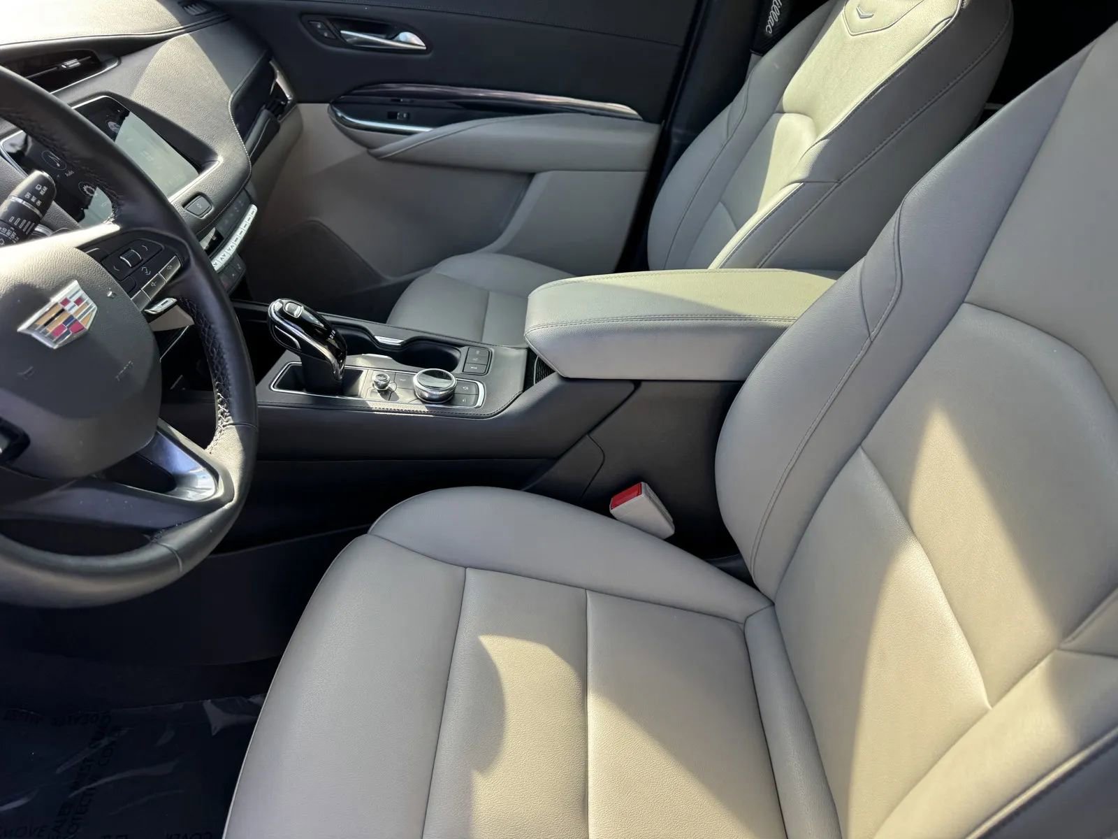 Used 2023 Cadillac XT4 Luxury w/ Cold Weather Package image 11