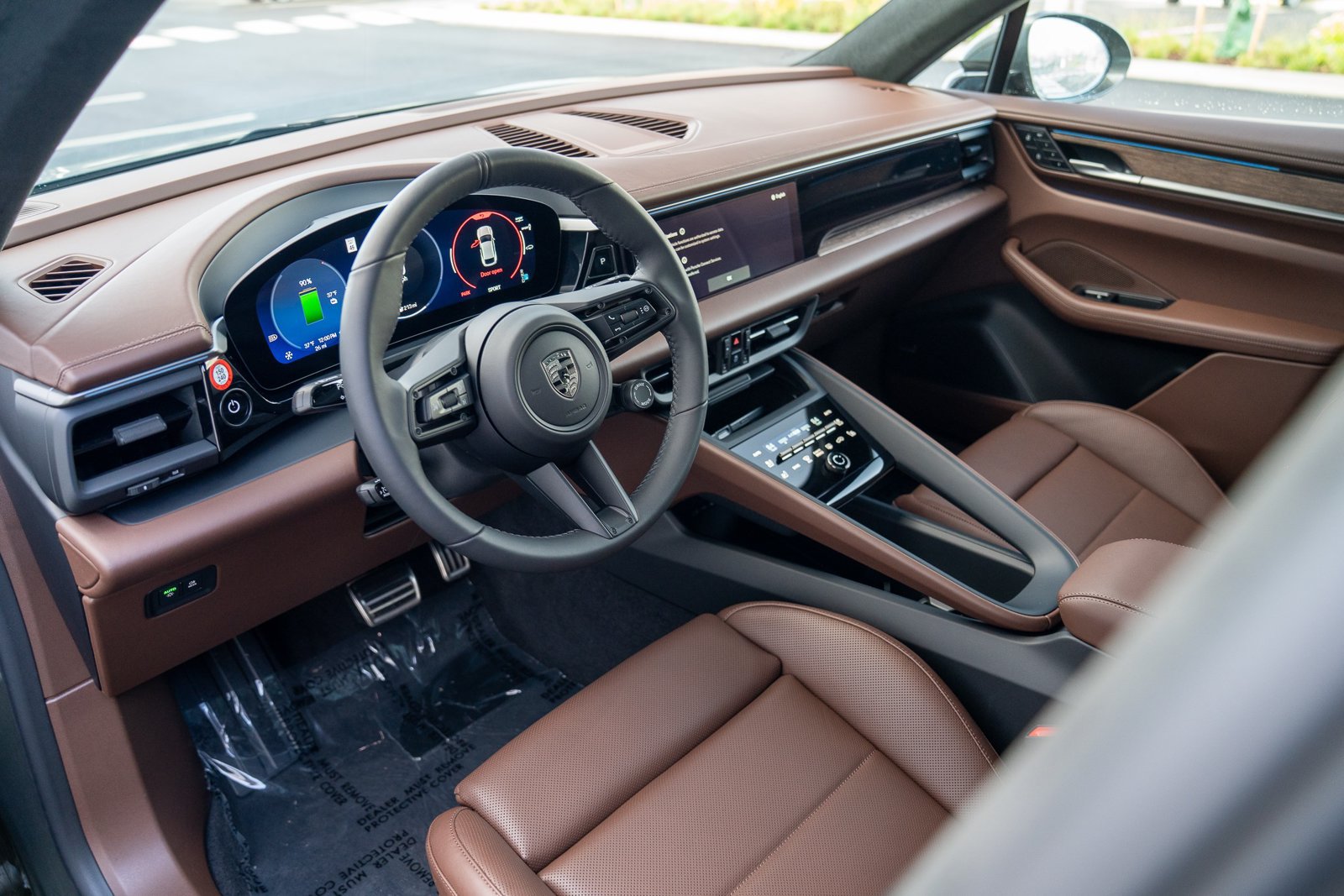 Certified 2025 Porsche Macan Turbo Electric AWD/4WD image 4