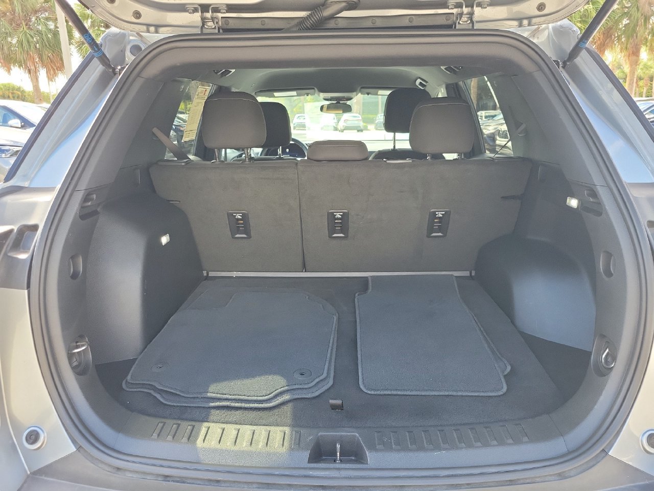 Used 2025 Chevrolet Equinox LT FWD image 7