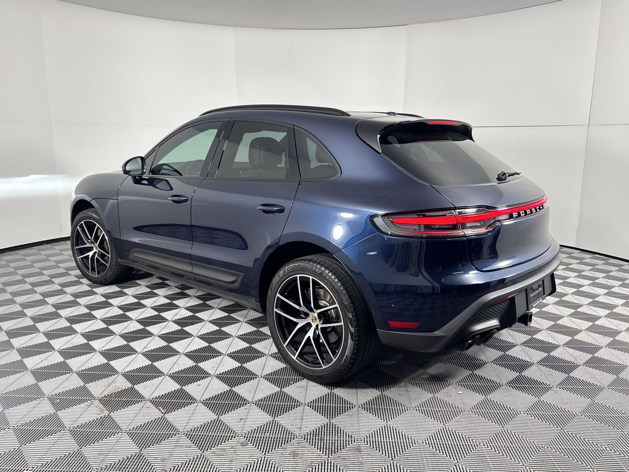 Certified 2022 Porsche Macan AWD/4WD image 3