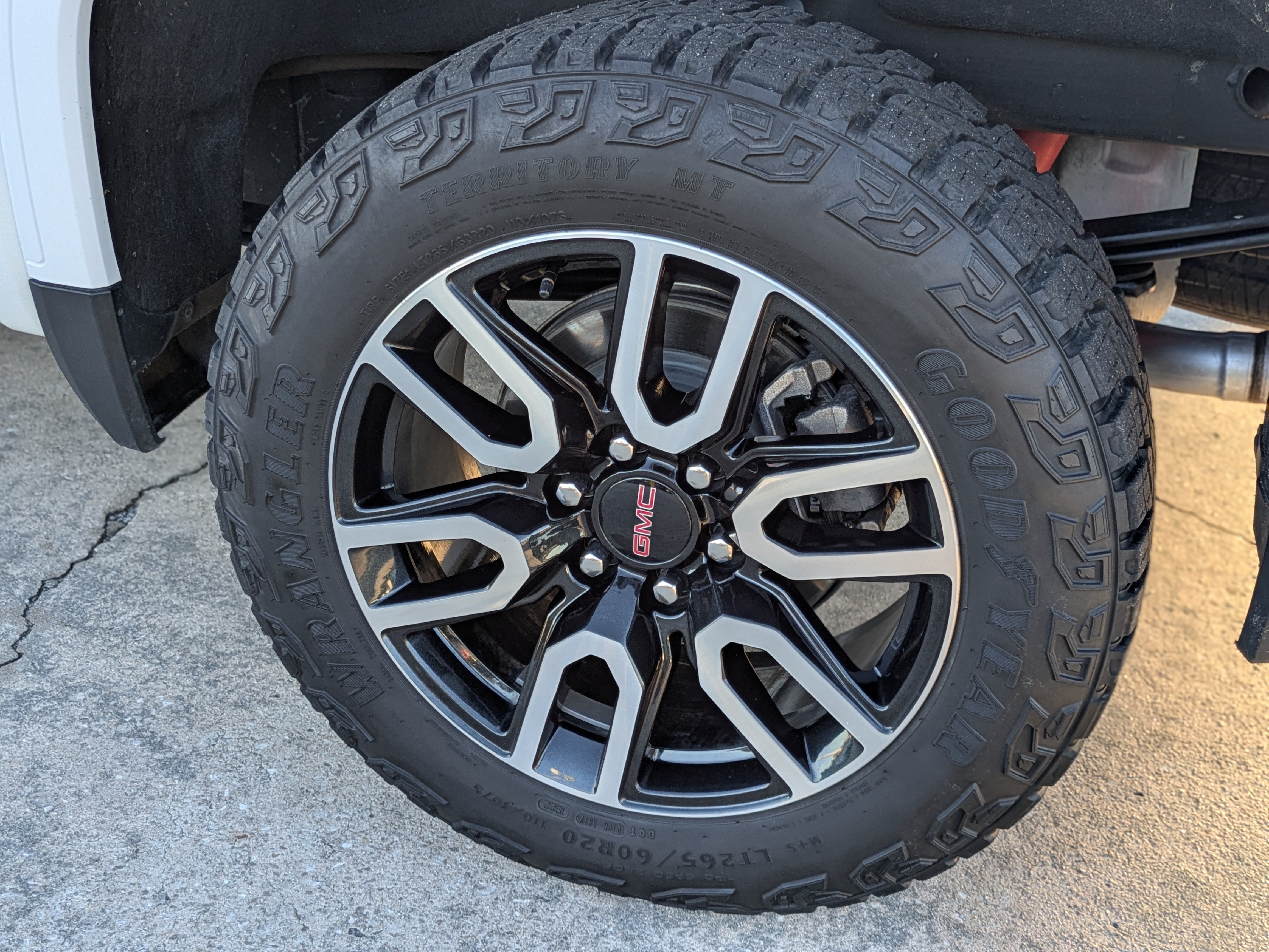 Used 2025 GMC Sierra 1500 AT4 w/ AT4 Premium Package AWD/4WD image 9