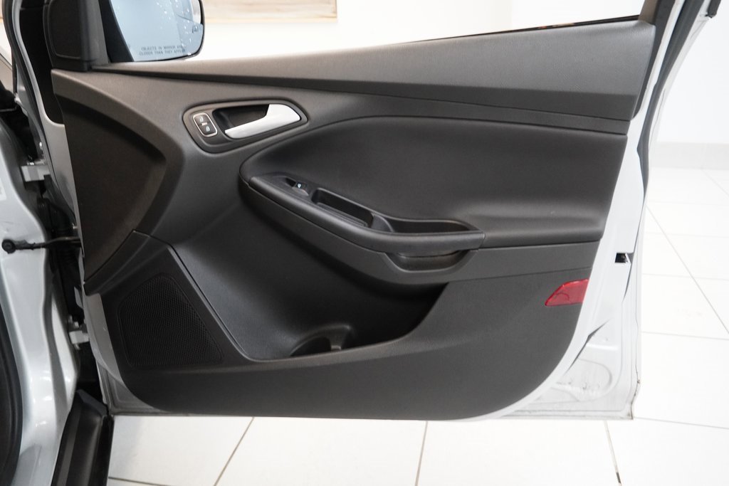 Used 2017 Ford Focus SE w/ SE Winter Package image 29