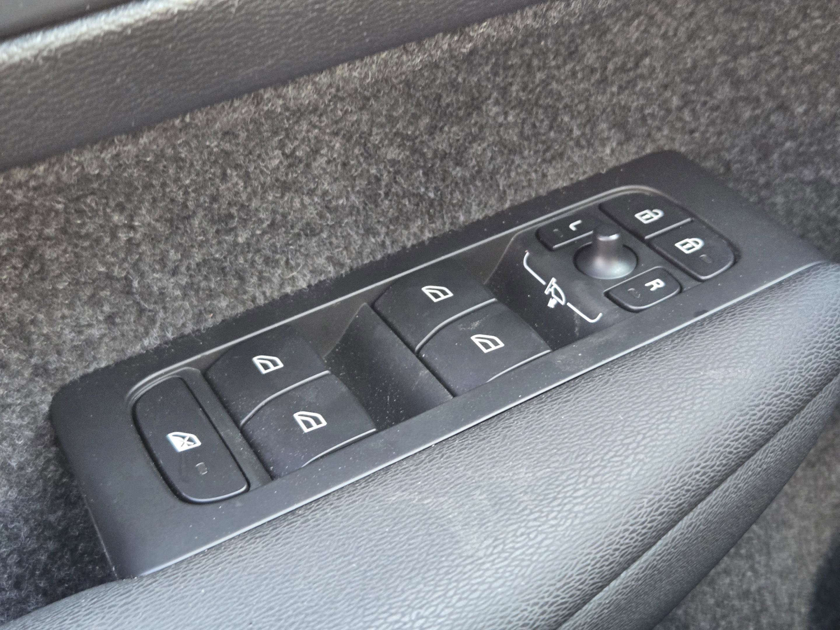 Used 2025 Volvo XC40 B5 Plus image 23