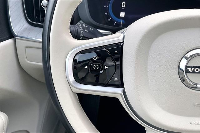 Used 2023 Volvo XC60 B5 Plus image 11