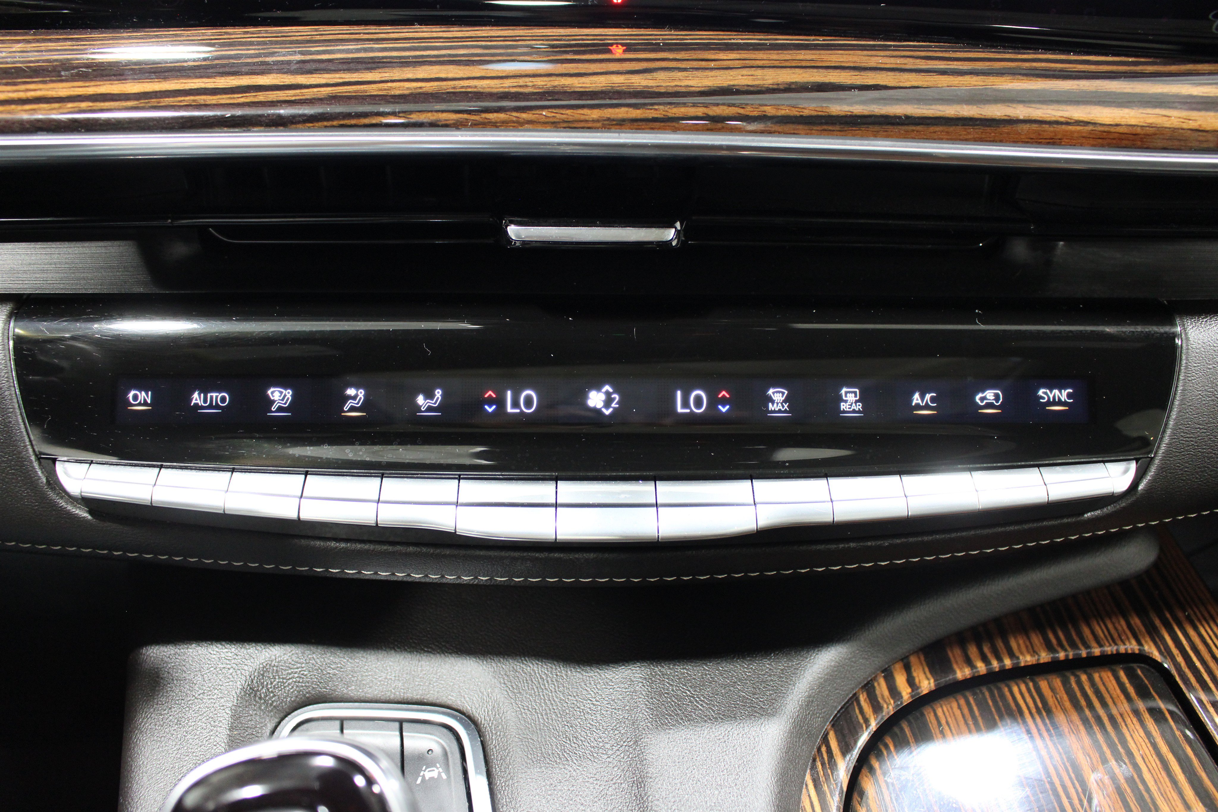 Certified 2024 Cadillac Escalade Premium Luxury w/ Performance Package AWD/4WD image 18