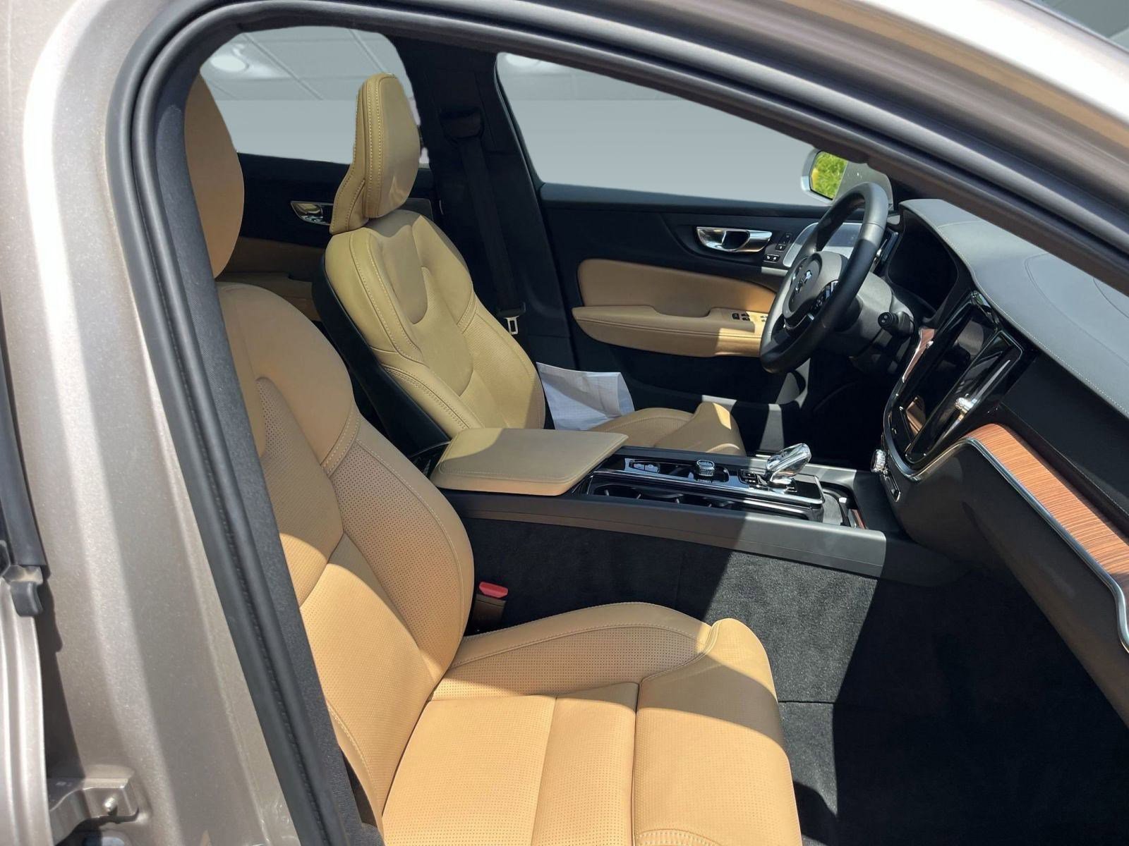 Certified 2025 Volvo V60 B5 Cross Country Ultra image 27