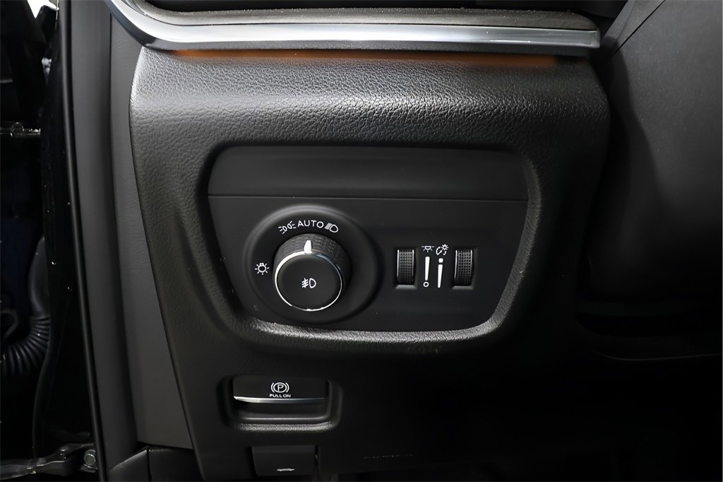 Used 2023 Jeep Grand Cherokee Overland image 18