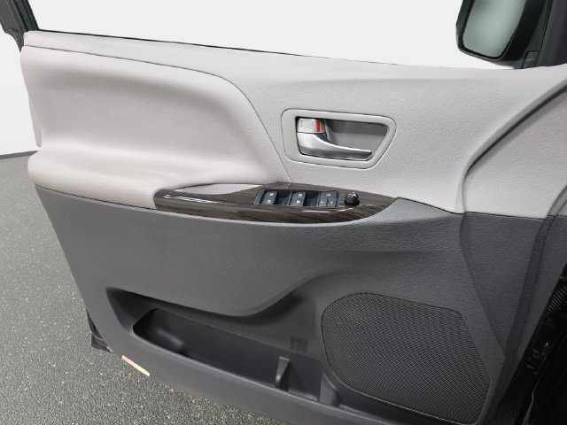 Certified 2020 Toyota Sienna XLE w/ XLE Navigation Package FWD image 24