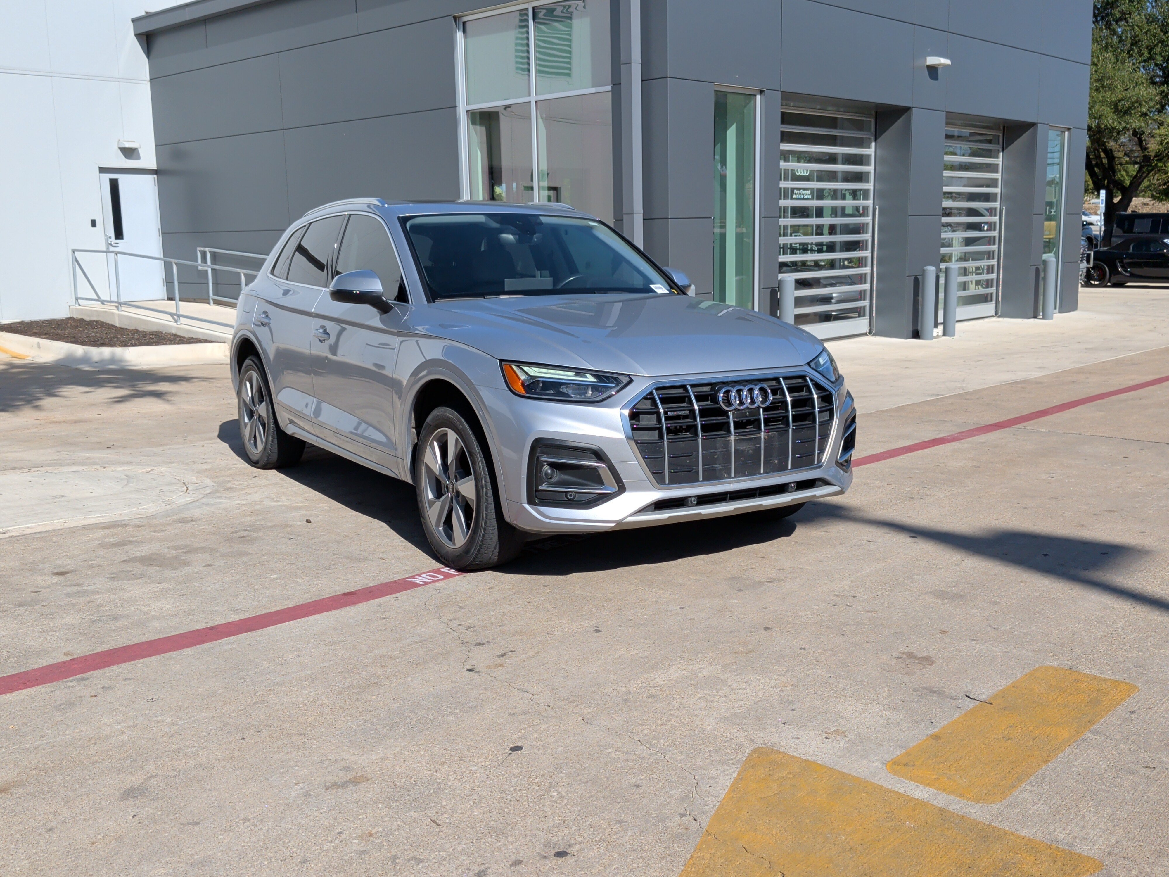 Used 2023 Audi Q5 2.0T Premium Plus w/ Premium Plus Package AWD/4WD image 2