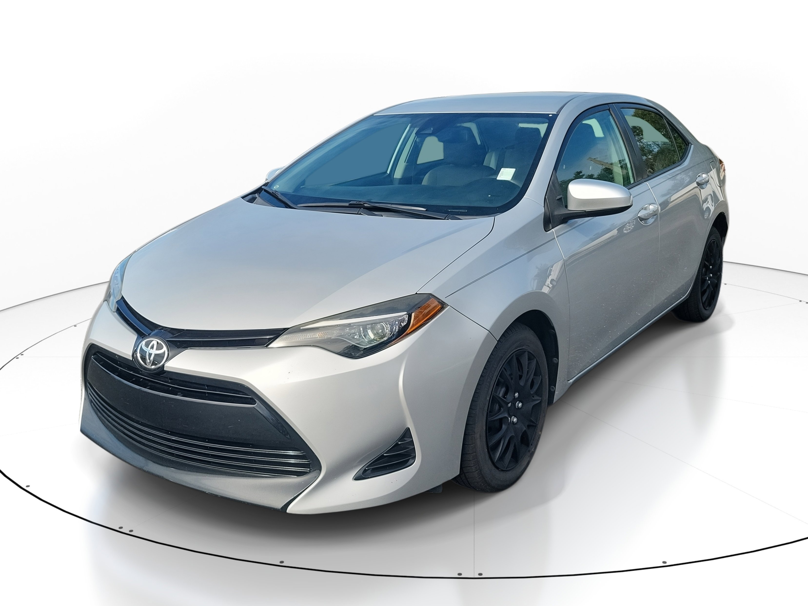 Used 2018 Toyota Corolla LE image 2