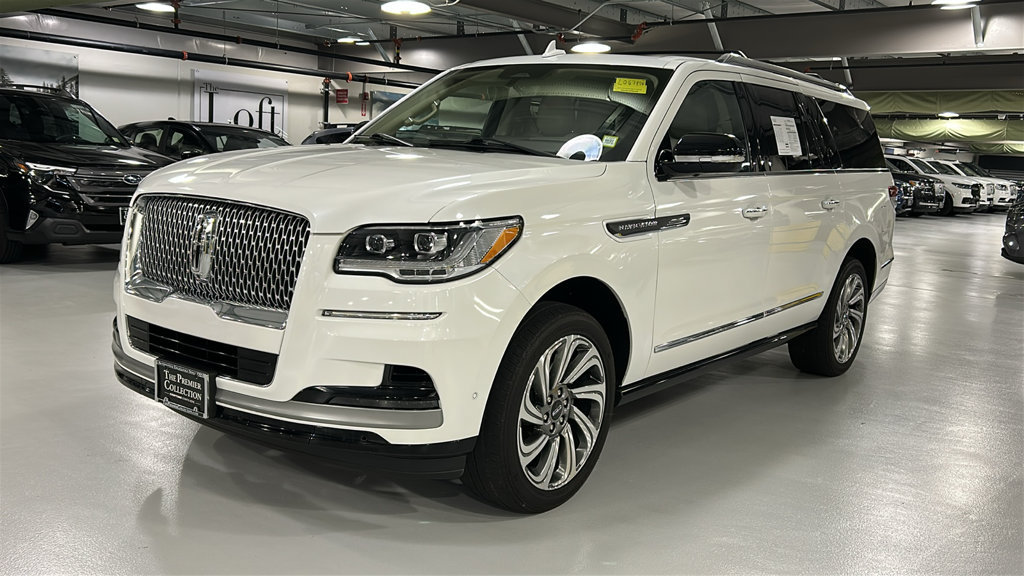 Used 2023 Lincoln Navigator L Reserve AWD/4WD image 3
