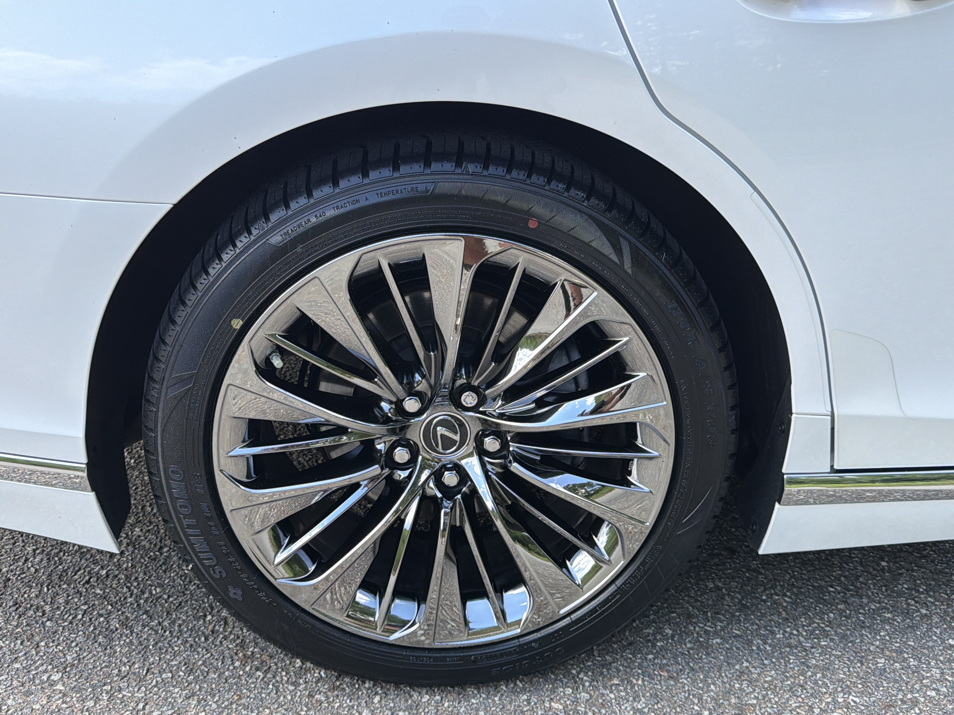 Used 2021 Lexus LS 500 w/ Accessory Package (Z2) RWD image 17