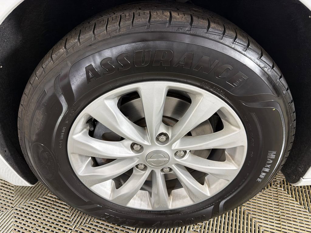 Used 2019 Chrysler Pacifica Touring-L FWD image 11