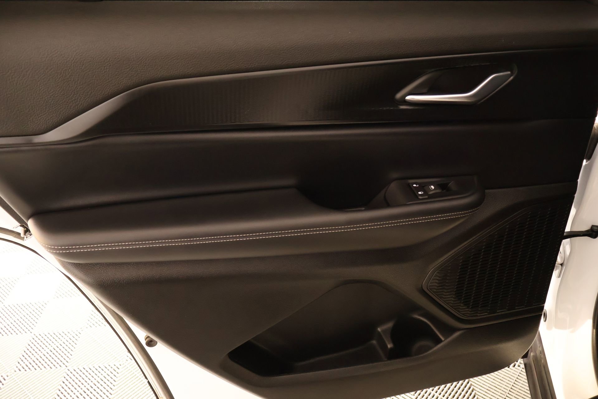 Used 2025 Jeep Grand Cherokee L Laredo RWD image 17