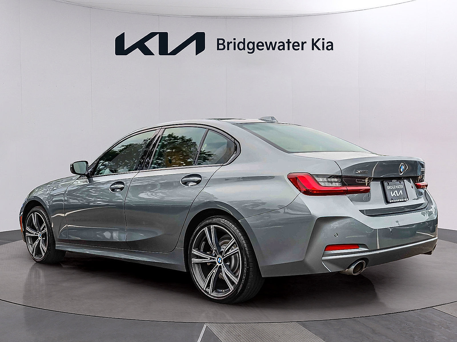 Used 2023 BMW 330i xDrive Sedan w/ Premium Package AWD/4WD image 4