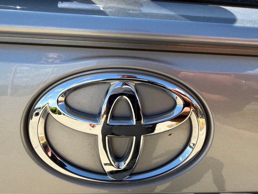 Used 2020 Toyota RAV4 XLE w/ Convenience Package FWD image 13