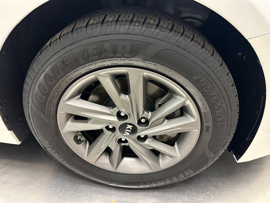 Used 2020 Kia Optima LX image 27