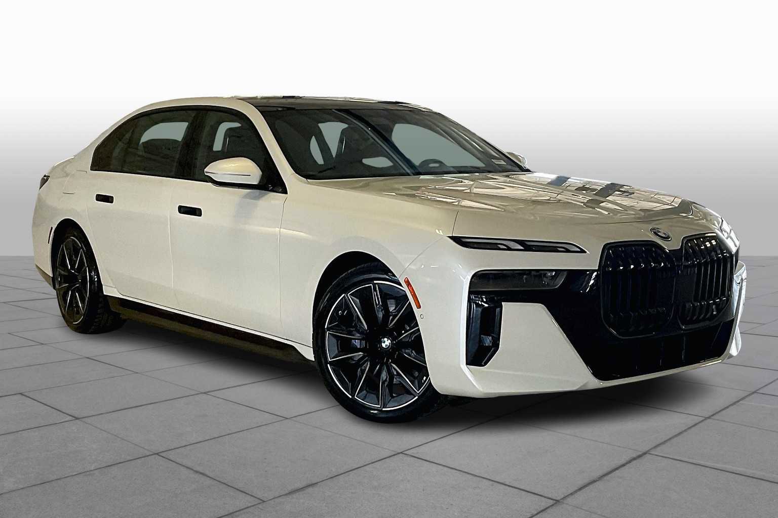 Used 2025 BMW i7 xDrive60 image 2