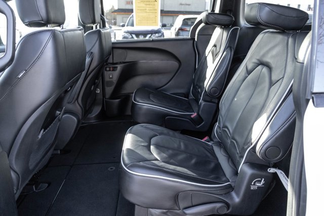 Used 2025 Chrysler Pacifica Limited image 21