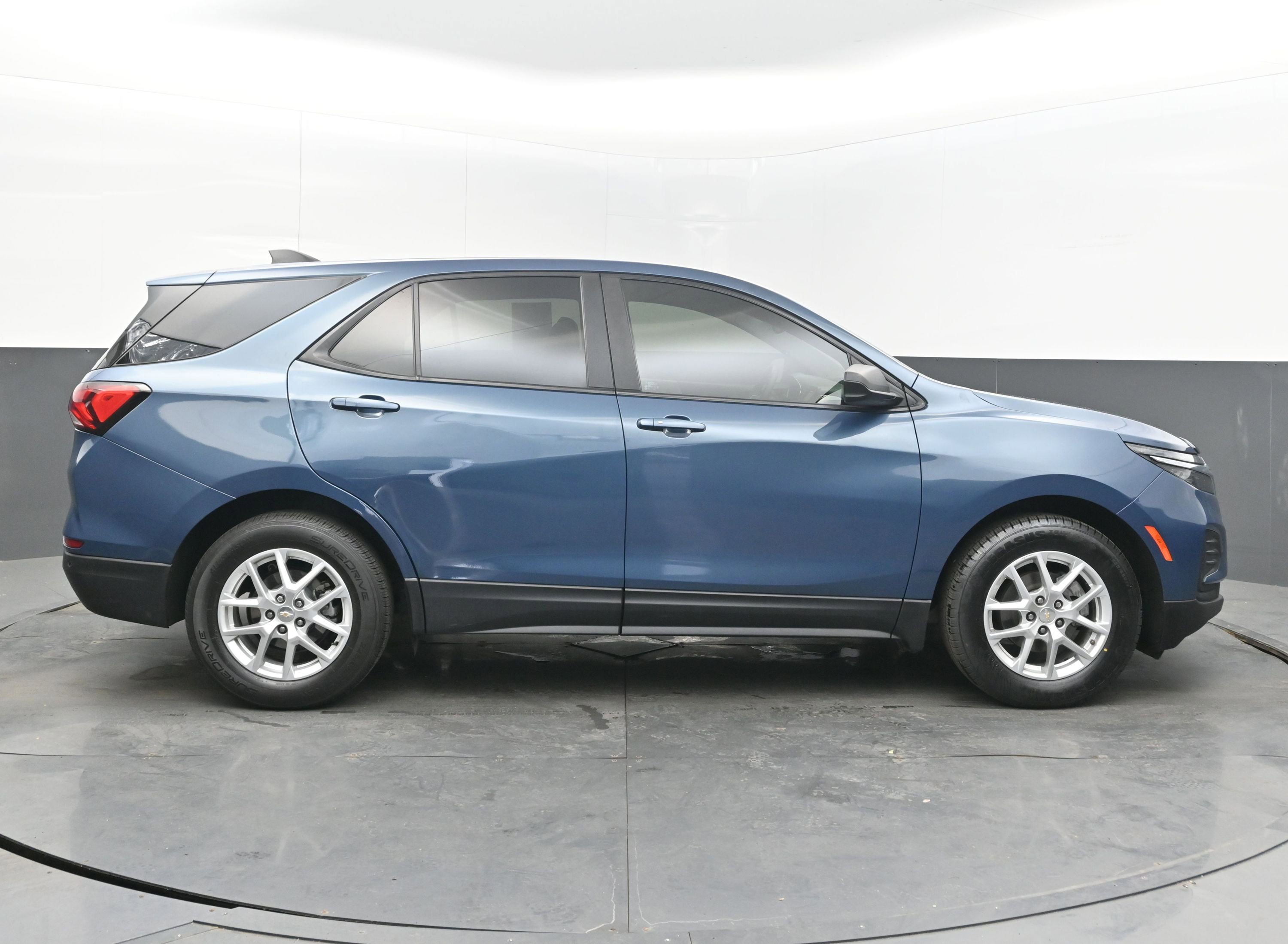 Used 2024 Chevrolet Equinox LS w/ LS Convenience Package FWD image 8