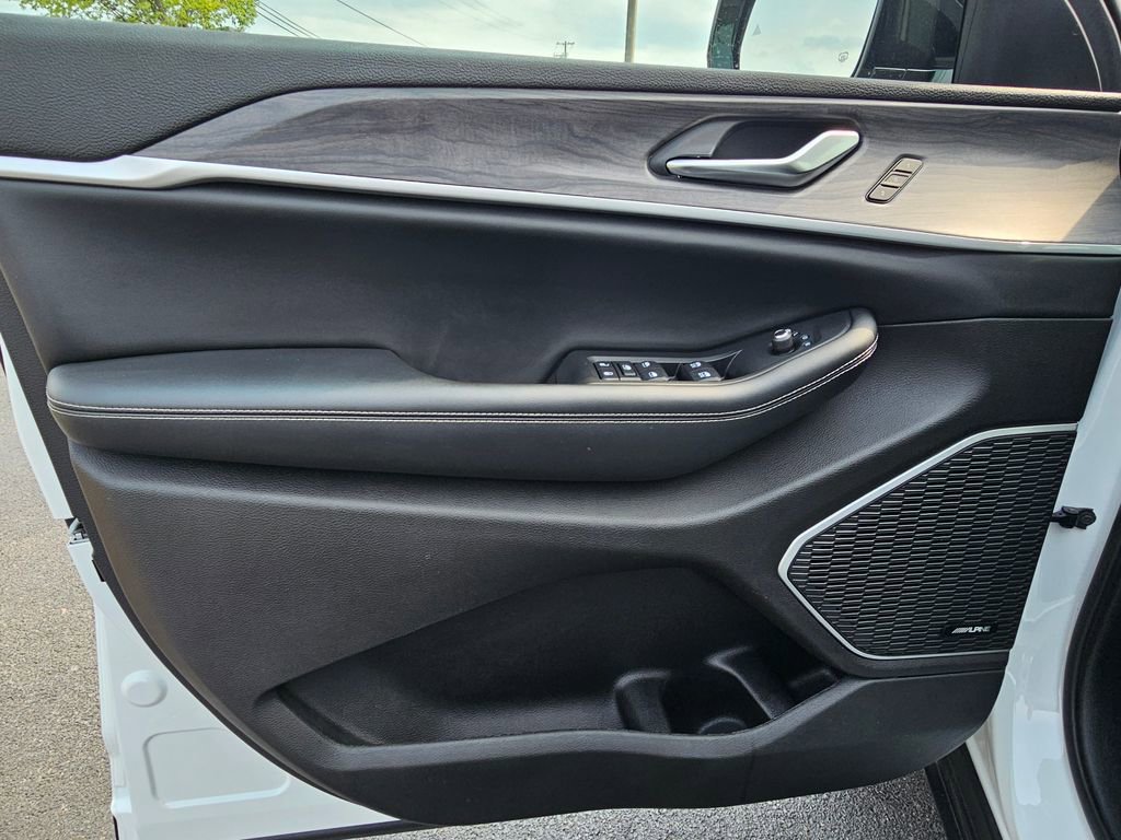 Used 2023 Jeep Grand Cherokee 4WD 4xe image 14