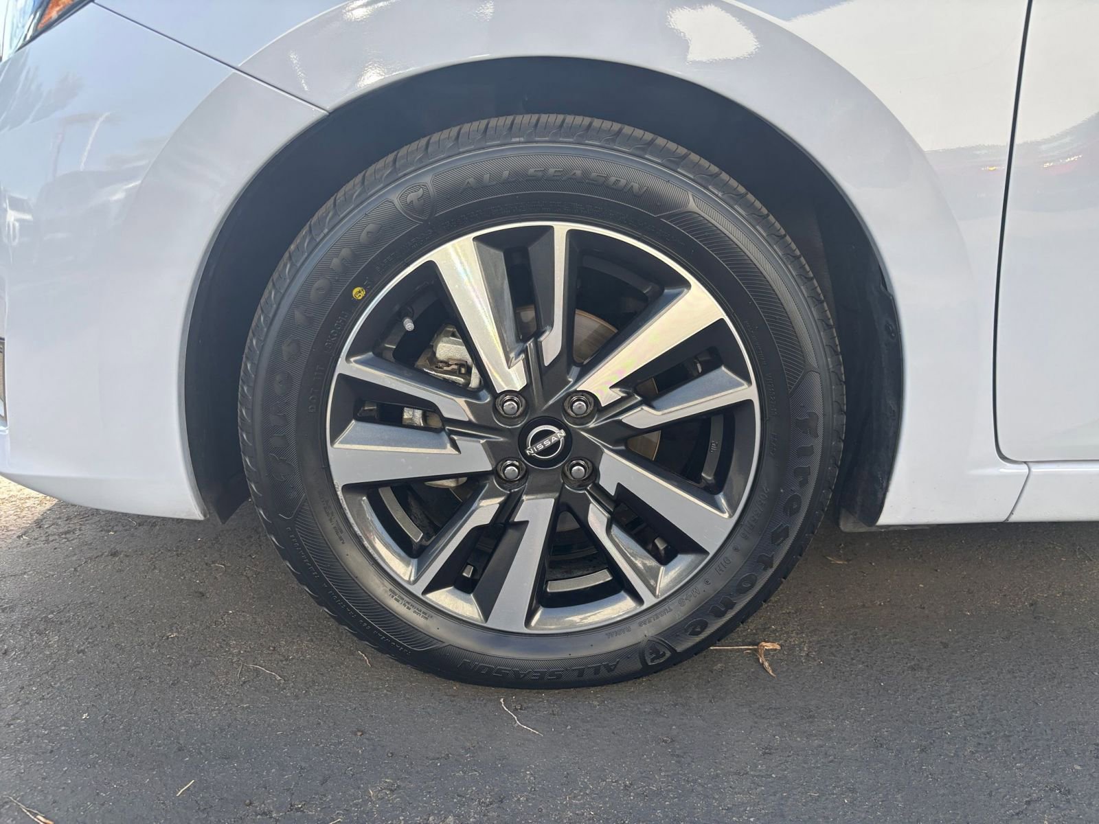Used 2025 Nissan Versa SV image 28