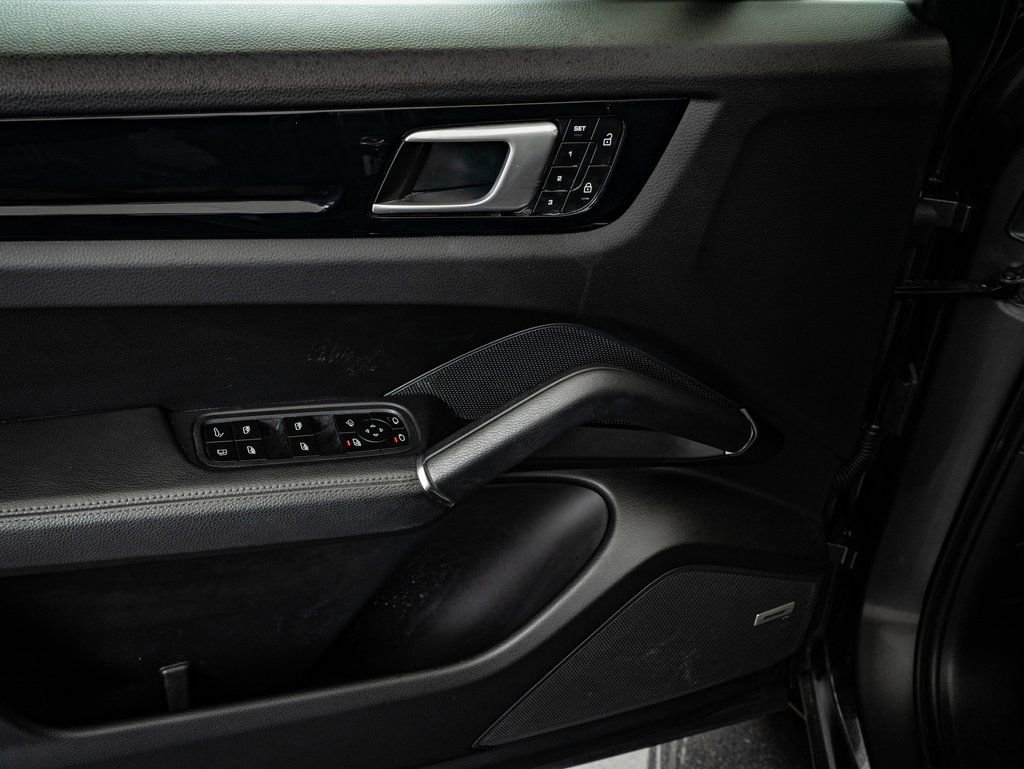 Certified 2022 Porsche Cayenne E-Hybrid w/ Premium Package image 30