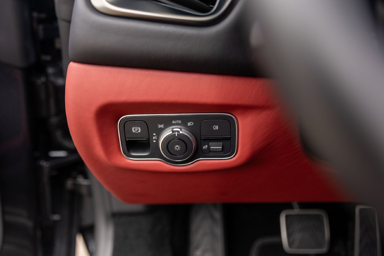 Used 2023 Aston Martin V8 Vantage Roadster RWD image 37