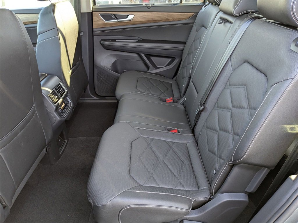 Used 2025 Volkswagen Atlas SE image 28