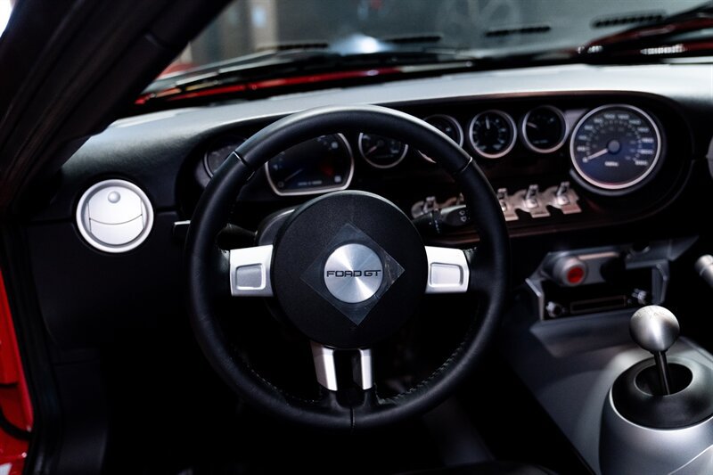 Used 2005 Ford GT RWD image 21